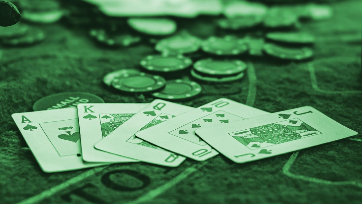 Ett spelbord med spelkort och pokermarker.