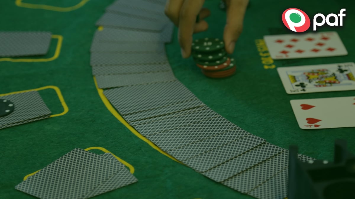 En dealer sköter blackjack online hos Paf.