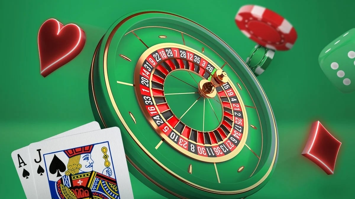 Ett grönt roulettehjul format som en klocka med snurrande kula, omgiven av spelkort, en röd marker, en tärning och kortsymboler på grön bakgrund.