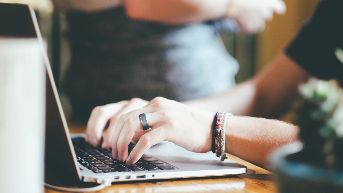 En person läser om ansvarsfullt spelande hos Paf.