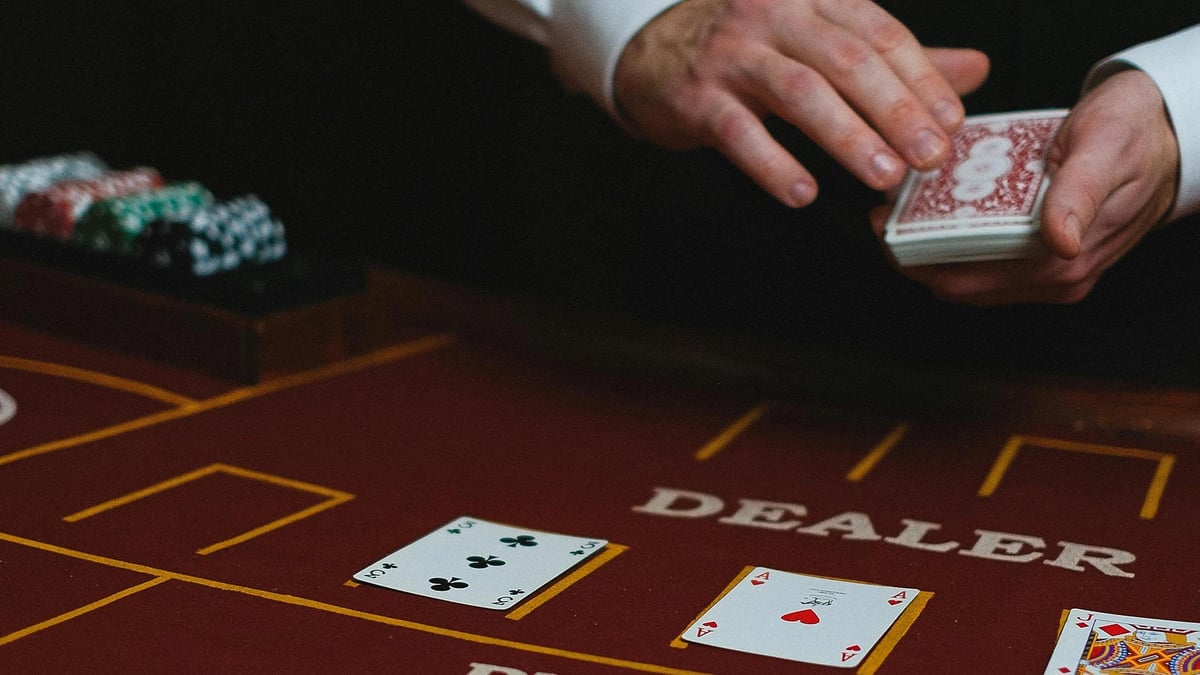 En dealer på ett live casino delar ut kort.