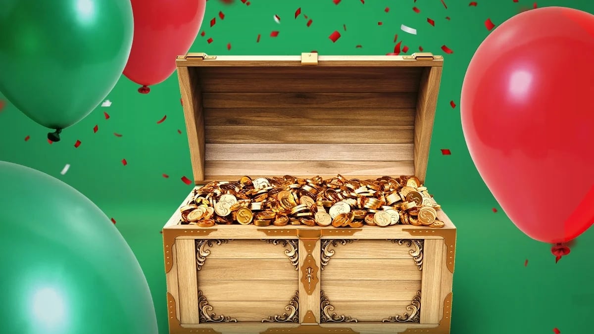 En öppen träkista fylld med guldmynt, omgiven av röda och gröna ballonger samt fallande konfetti på en grön bakgrund.