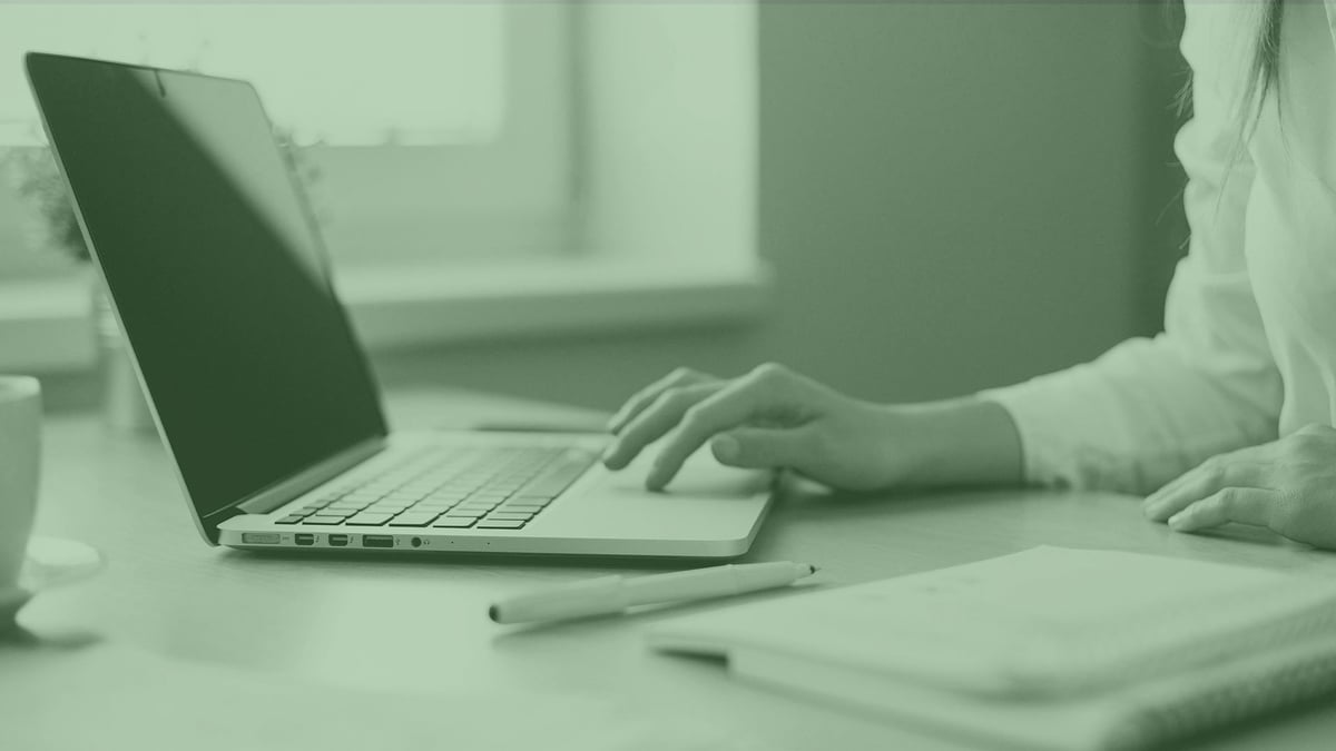 En person besöker Paf online casino på datorn.