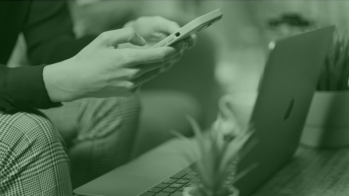 En spelare använder Swish på mobilen för att spela casino hos Paf.