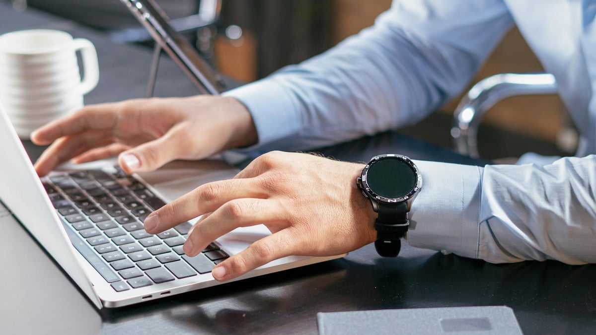 En person räknar på sina vinster