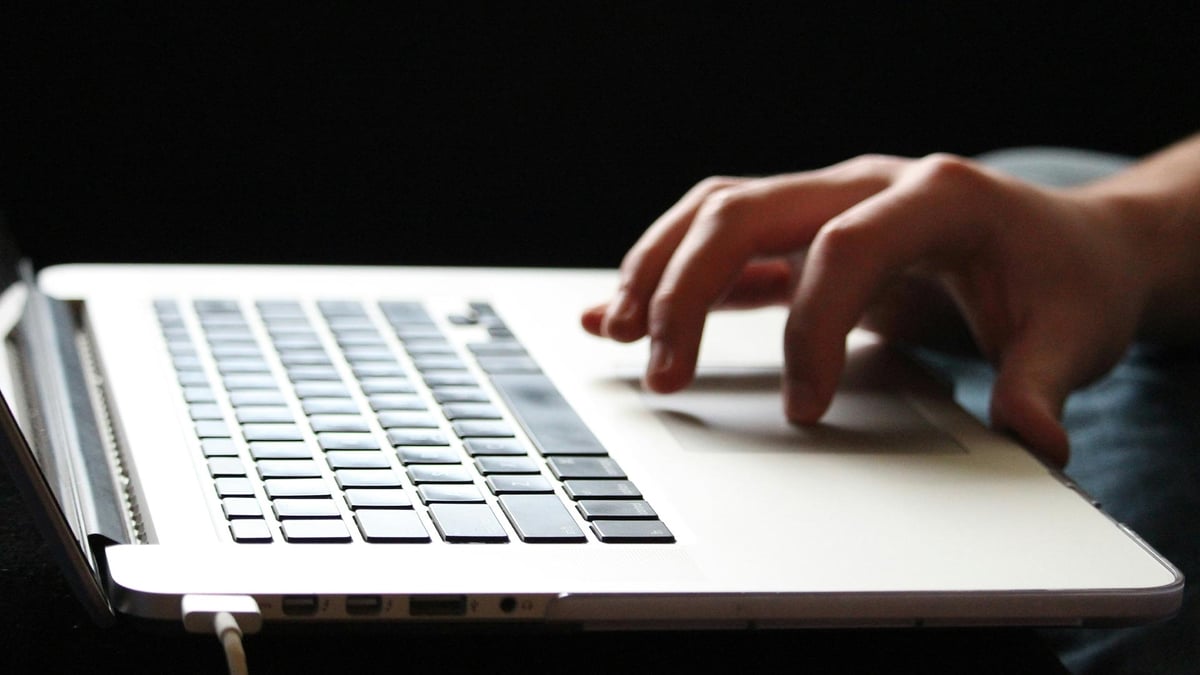 En person sitter och läser om självtest hos Paf.