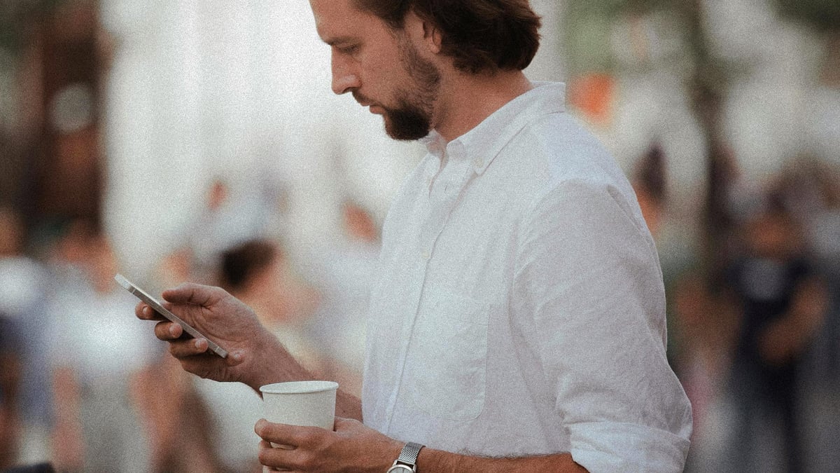 En person som besöker Paf på mobilen.