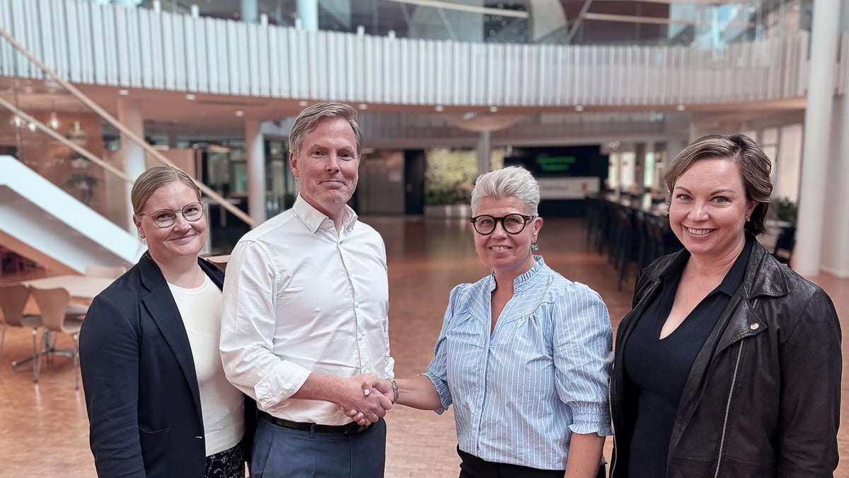 Stillbild på när Paf sluter avtal med Finlands Skidförbund.