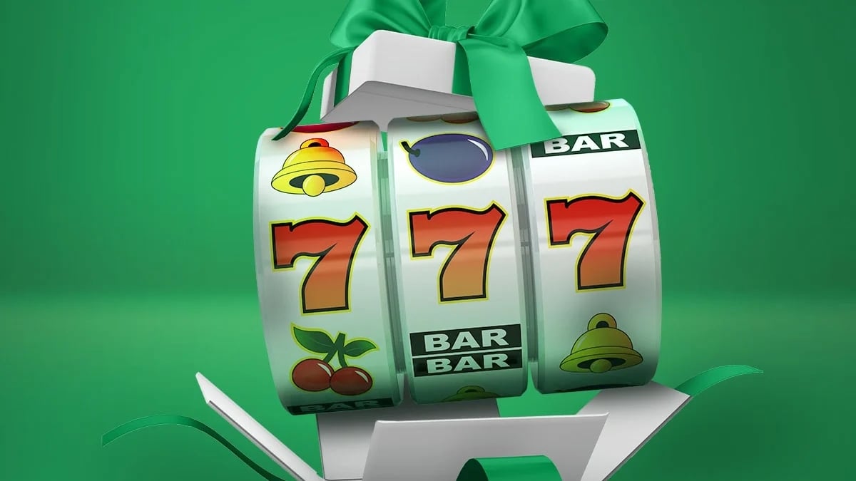 Ett snurrande slotshjul med röda sjuor och klassiska symboler, inslaget i en vit presentask med en grön rosett på en grön bakgrund.