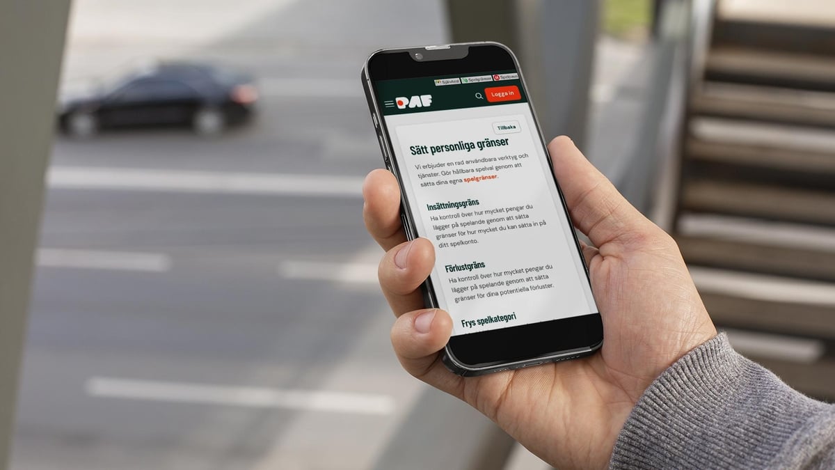 En person läser om spelgränser hos Paf.