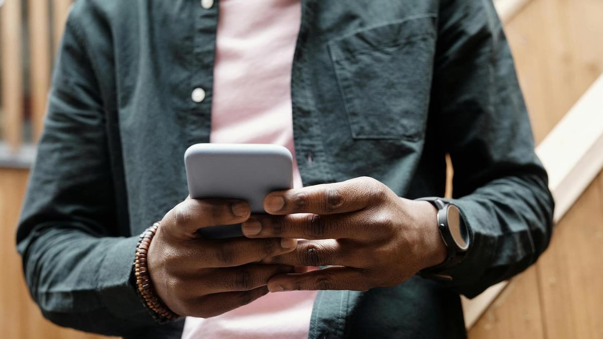 En person läser om Pafs spellicens på mobilen.